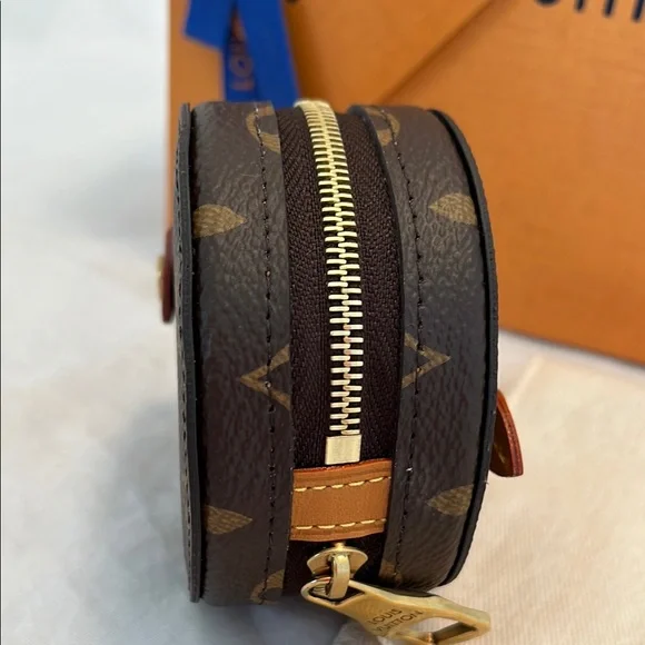 Louis Vuitton Monogram Round Case - Picture 9 of 13